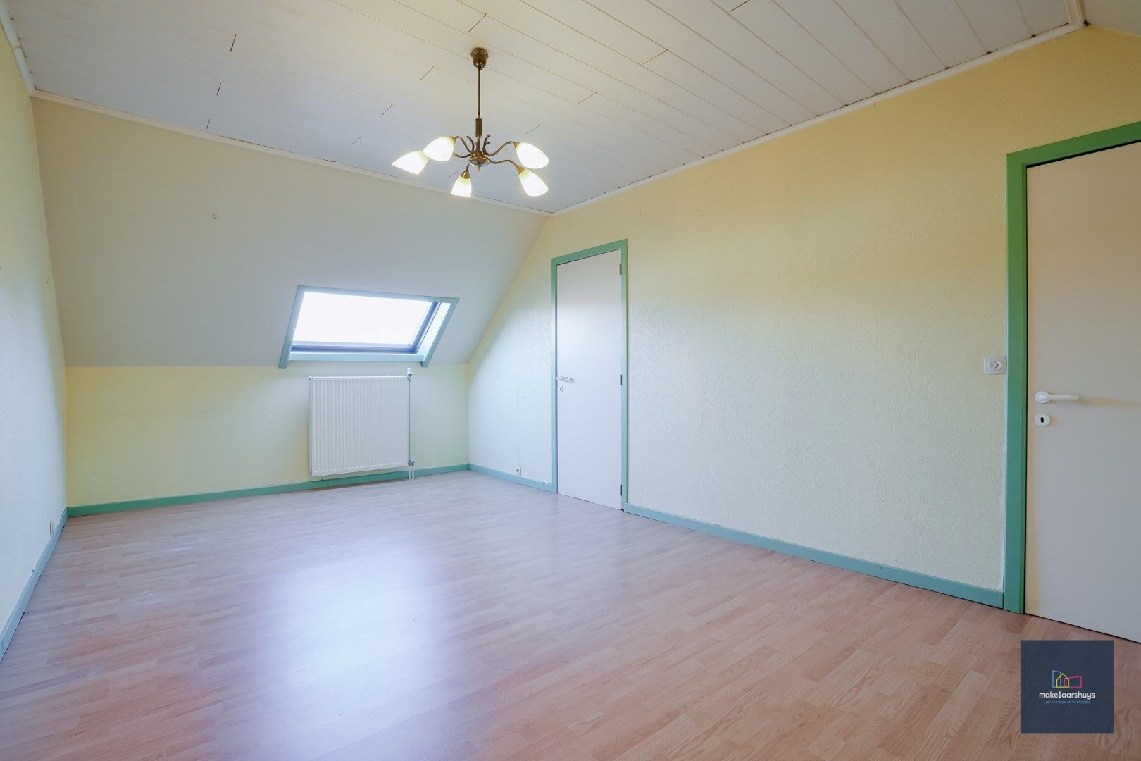 Te renoveren woning met aangename buitenruimte foto 13