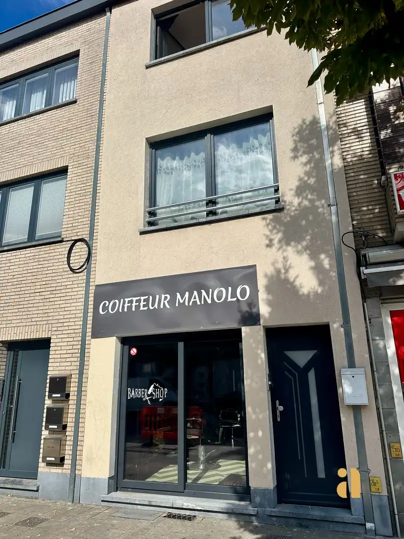 Woning met praktijkruimte of plek voor 2 gezinnen foto 2