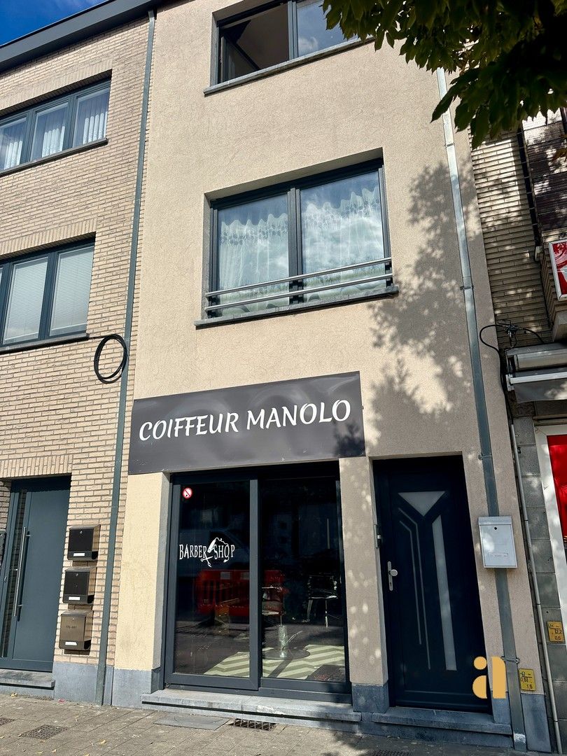 Woning met praktijkruimte of plek voor 2 gezinnen foto 2