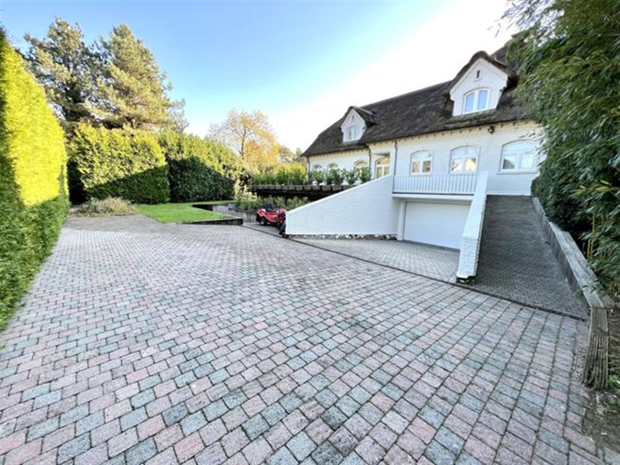 Prachtige villa met 9 slaapkamers en buitenzwembad foto 4