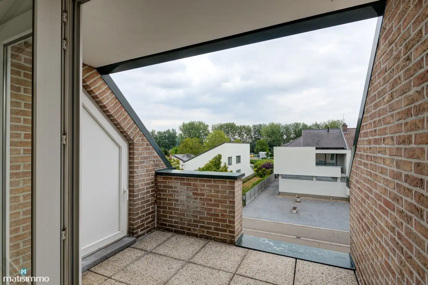 INSTAPKLAAR DUPLEXAPPARTEMENT MET 2 SLAAPKAMERS EN GARAGE NABIJ HET CENTRUM VAN BILZEN foto 14