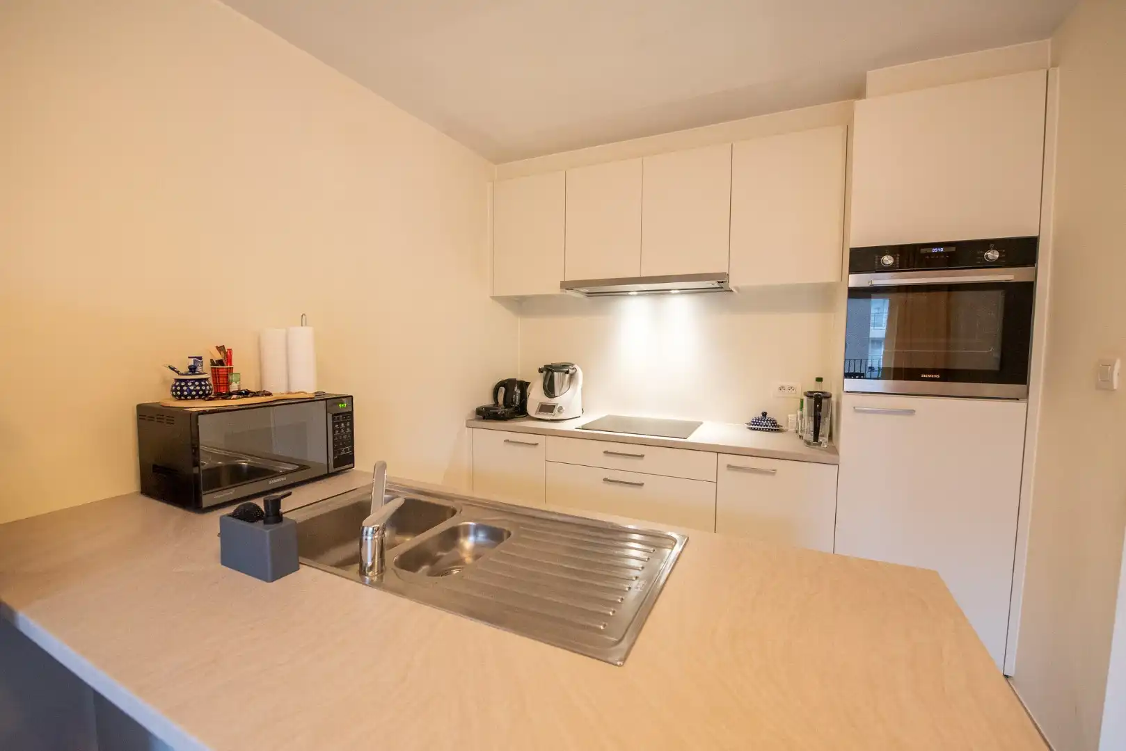 Instapklaar lichtrijk appartement met 2 slaapkamer, garagebox en zéér ruim terras! foto 6