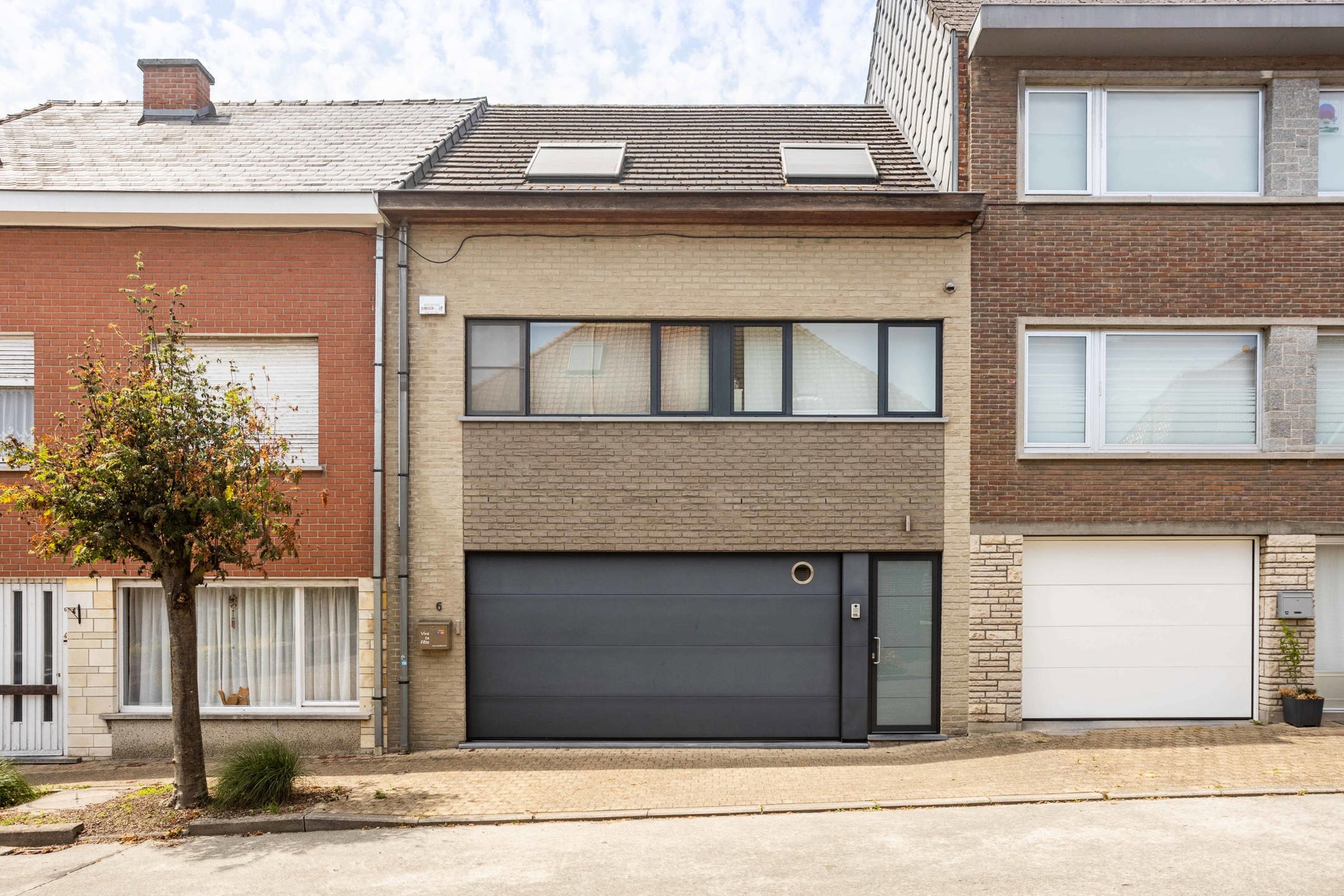 Goed gelegen, ruime & instapklare eigendom met tuin & garage foto {{pictureIndex}}