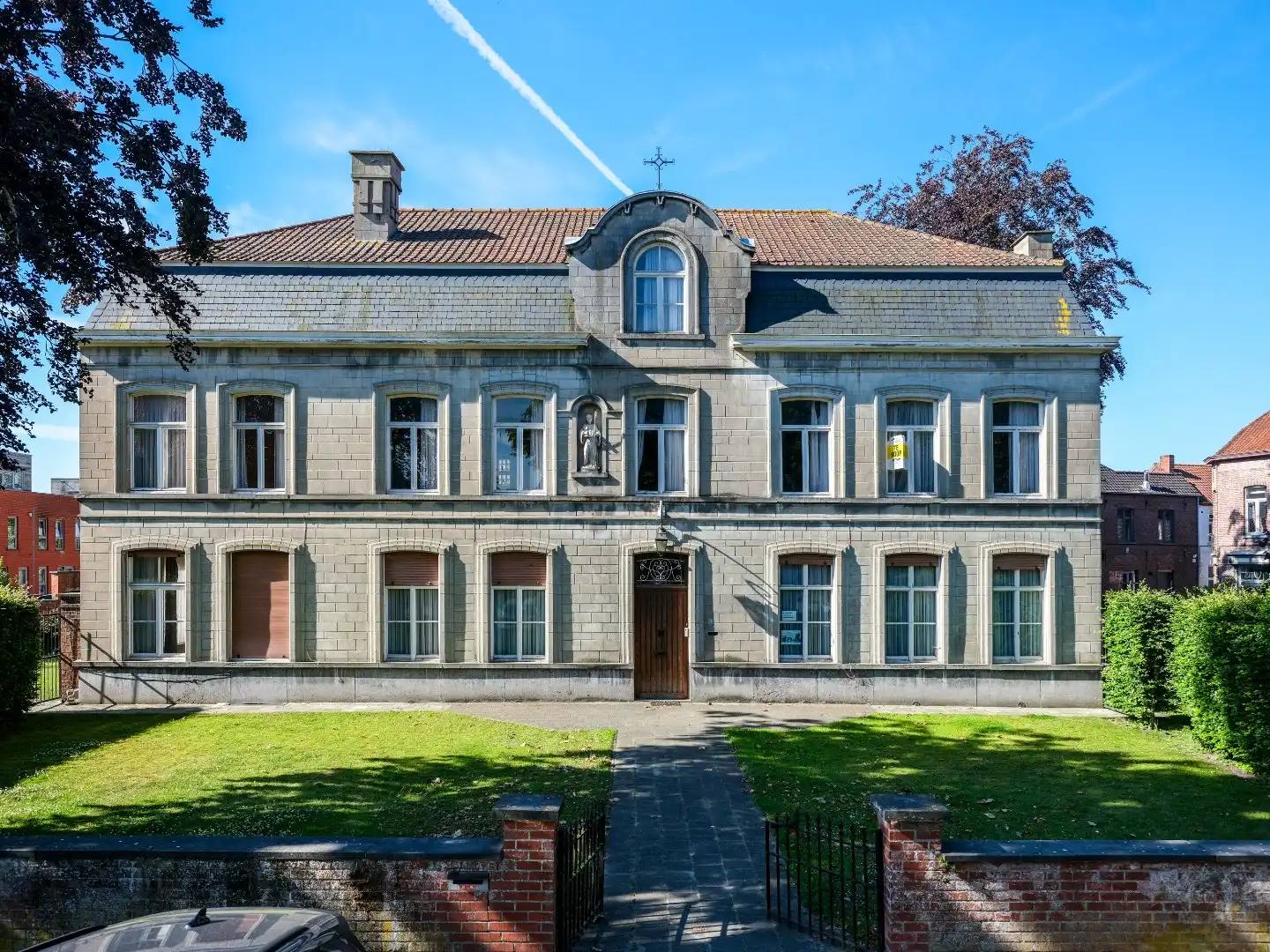 Hoofdfoto van de publicatie: Karaktervolle woning met 8 slaapkamers en tuin te centrum Izegem