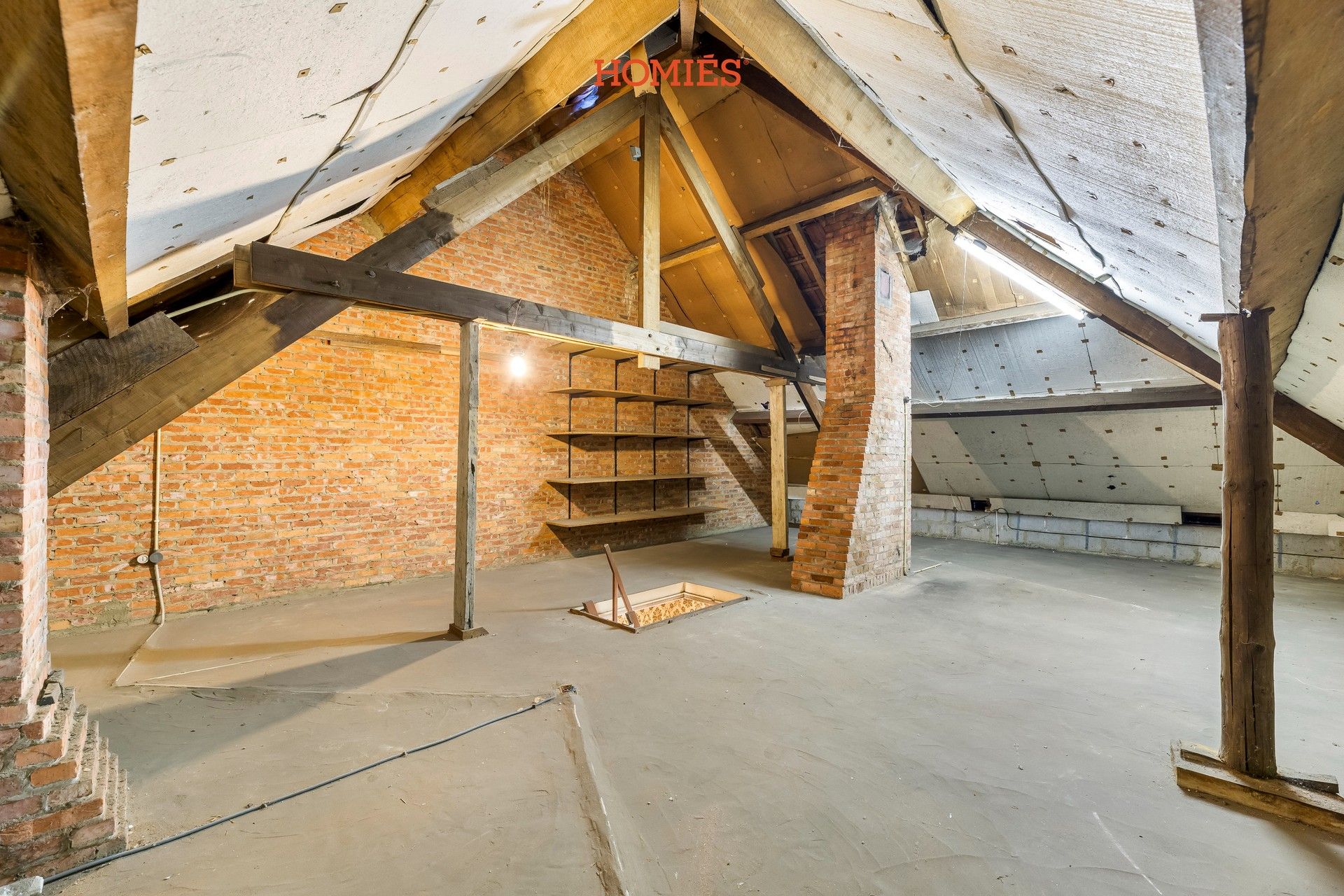 Te renoveren woning met veel potentieel foto 15