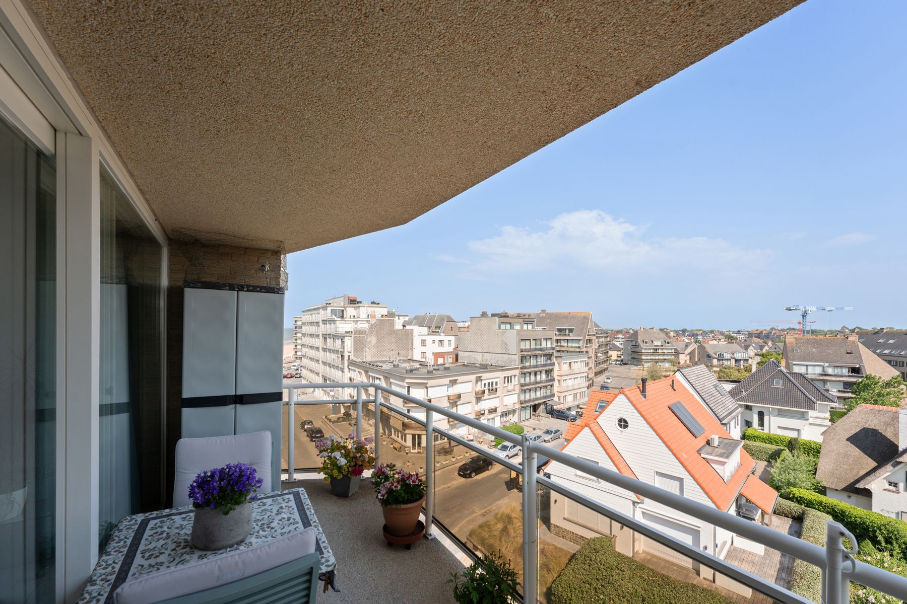 Verzorgd appartement met zonneterras en zijdelings zeezicht foto 12