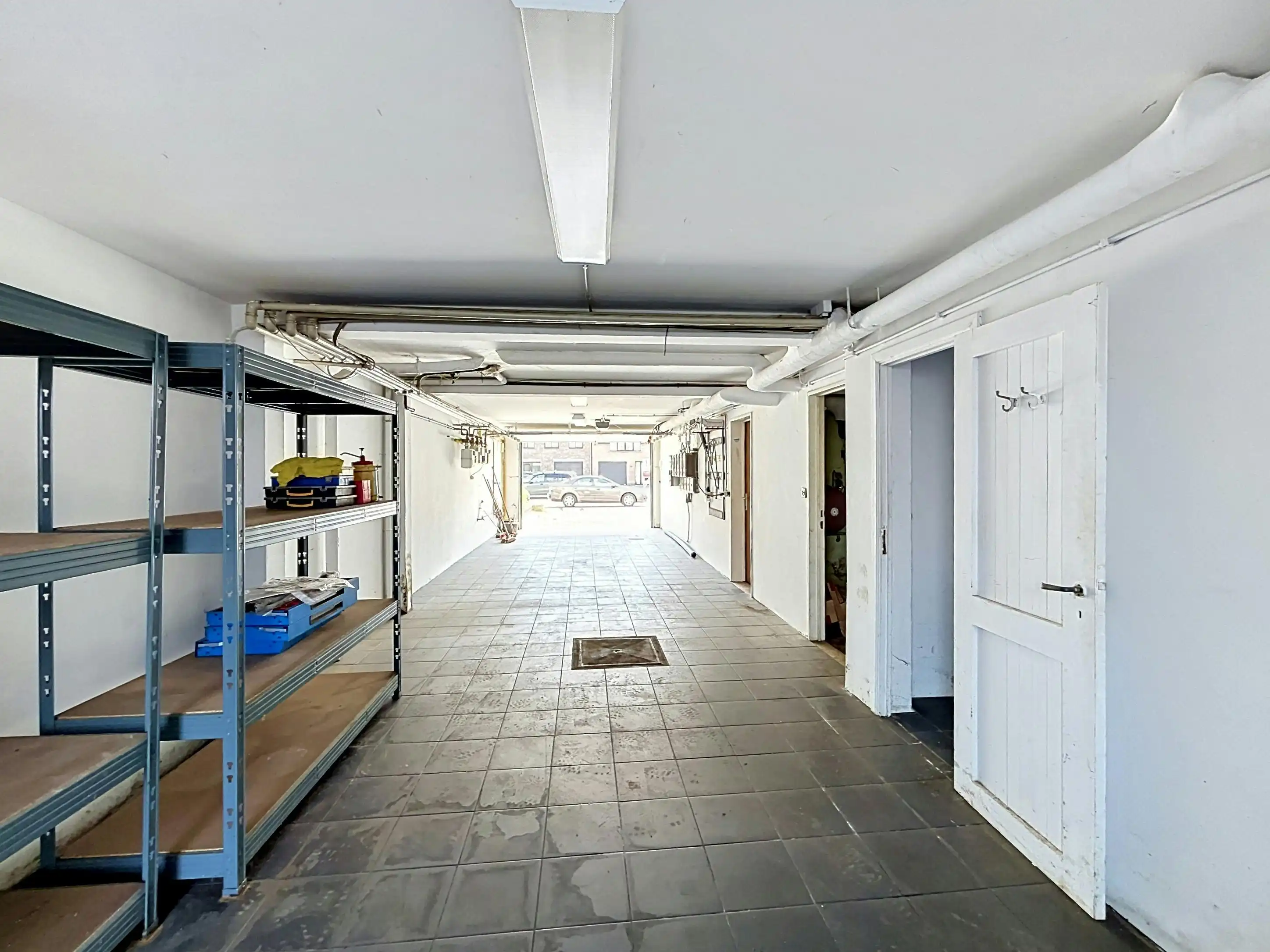 Magazijn te koop in Merksem met automatische poort foto 8