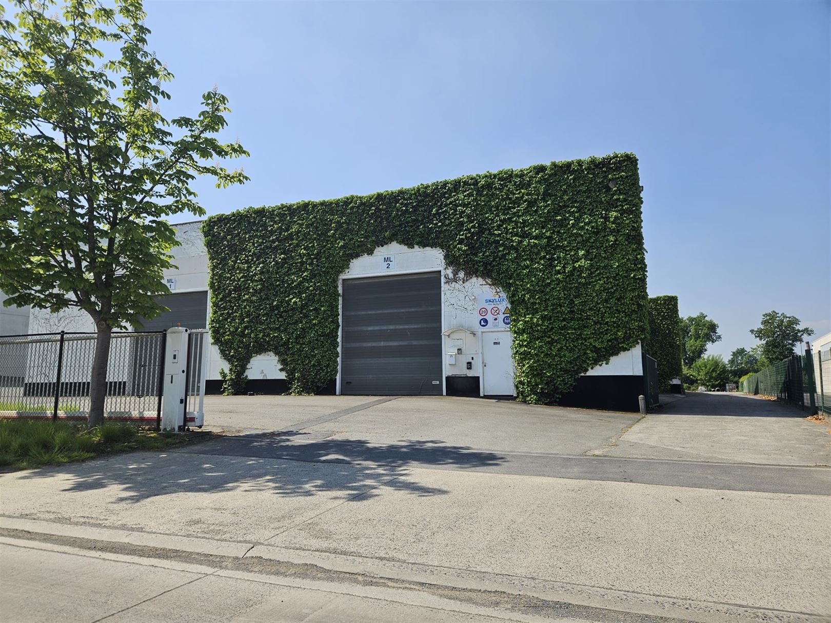 Magazijnen met verhard terrein en kantoren foto {{pictureIndex}}