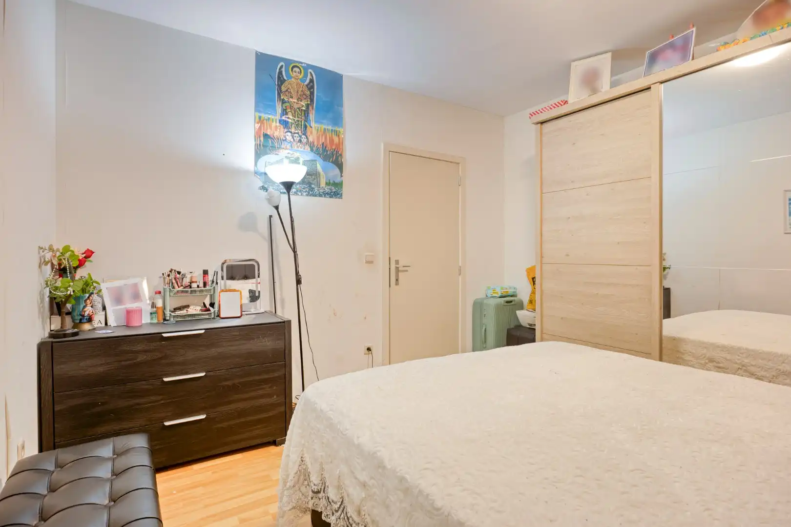 Ruim gelijkvloers appartement met 3 SLPKS, tuin en twee overdekte staanplaatsen !  foto 10