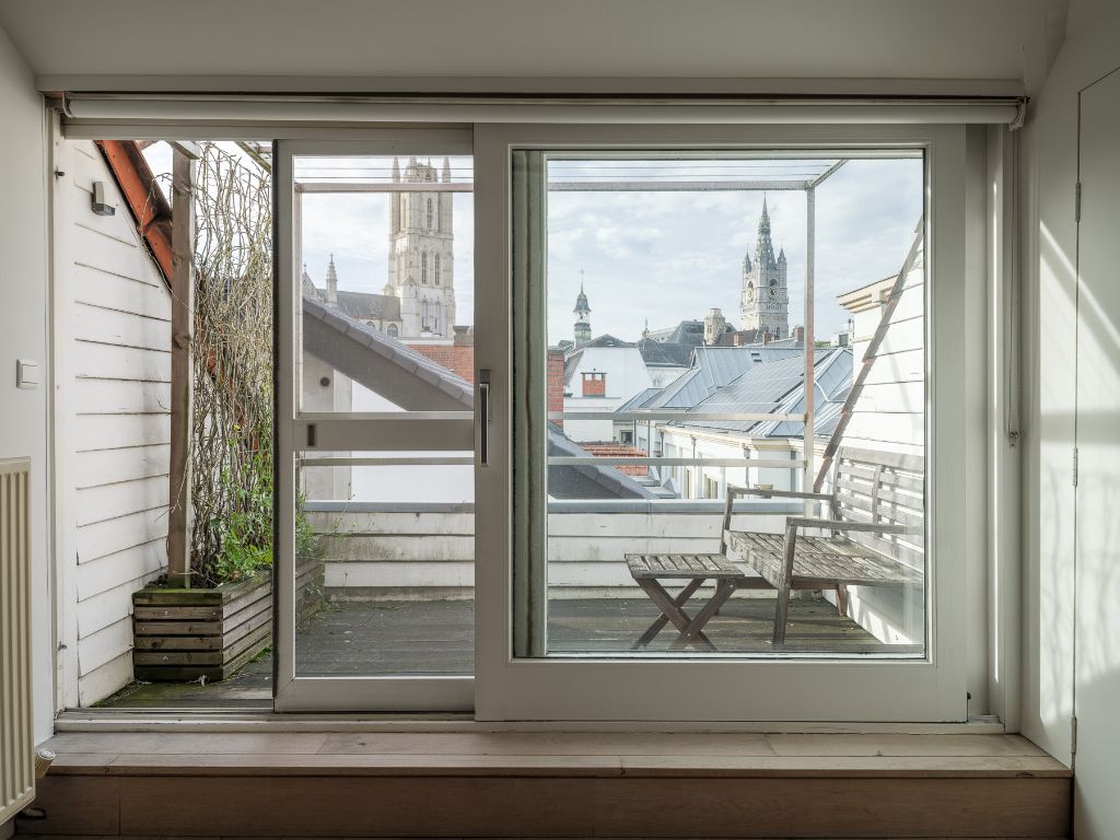 Centrum Gent - Een architecturale hoekwoning met een exeptionele ruimtelijkheid, twee slaapkamers en twee buitenruimtes. foto 14