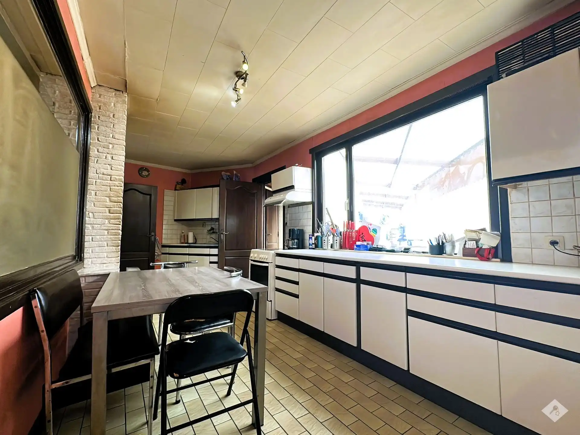 Ruime woning met drie slaapkamers, garage en grote tuin foto 4