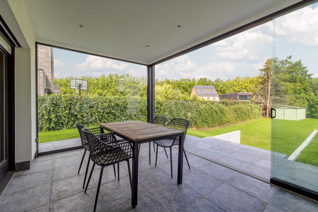 Stijlvol gerenoveerde villa met ruime tuin foto 8