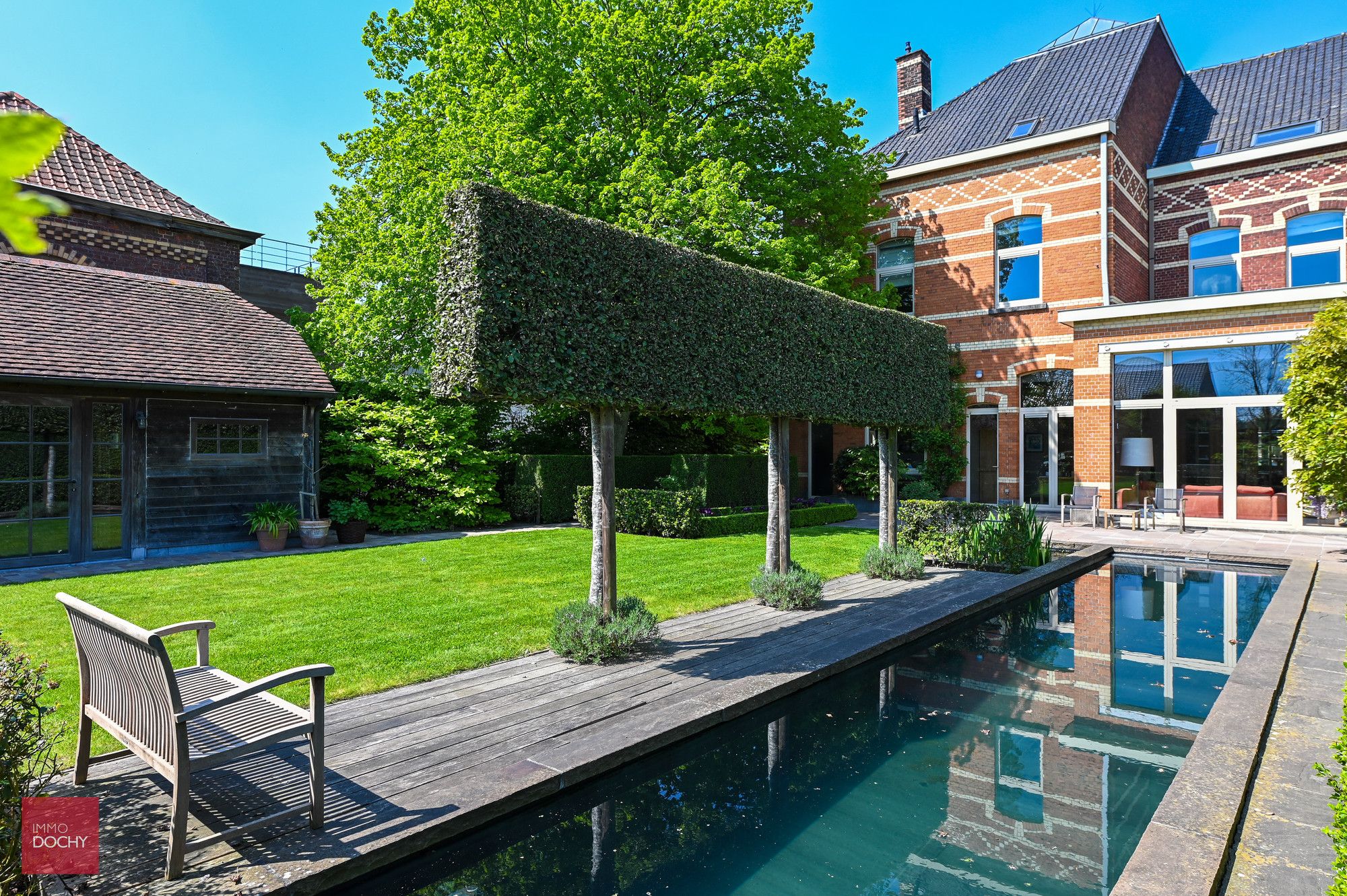 Ruim karaktervol herenhuis met zwembad foto {{pictureIndex}}