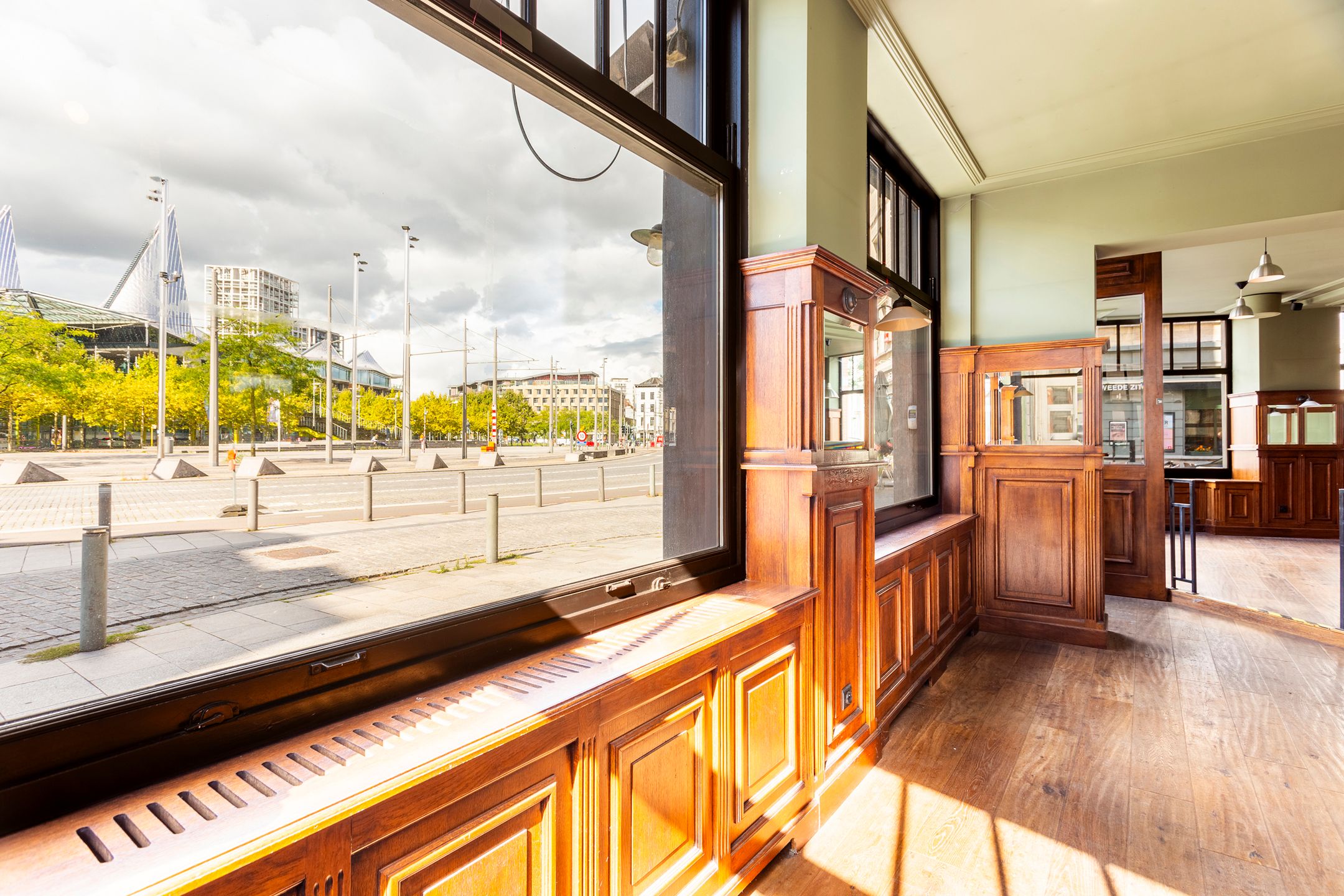 commerciële ruimte ca 200 m² met zicht op Vlinderpaleis foto 2