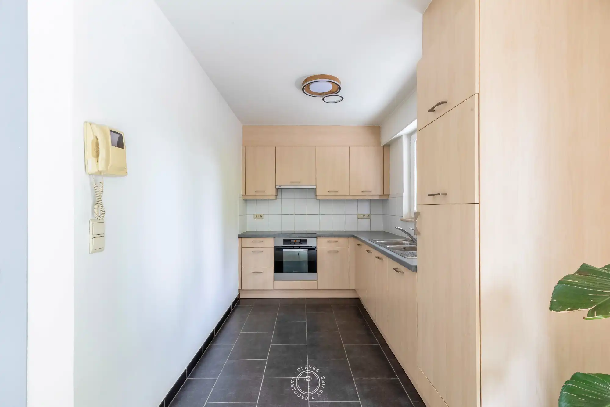 Verzorgd 2 slaapkamer appartement met ruim terras en autostaanplaats foto 4