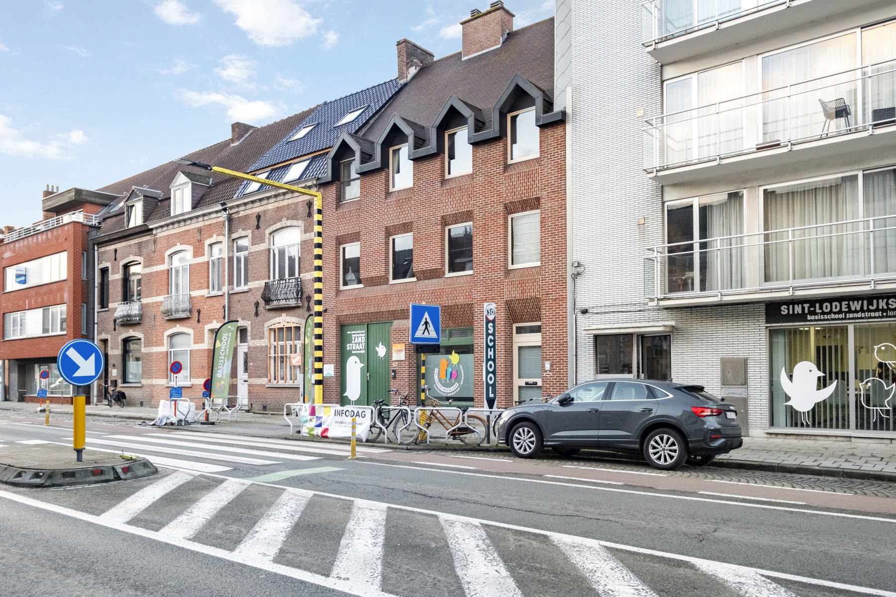 RIANT, INSTAPKLAAR DUPLEXAPPARTEMENT TE SINT-ANDRIES foto {{pictureIndex}}