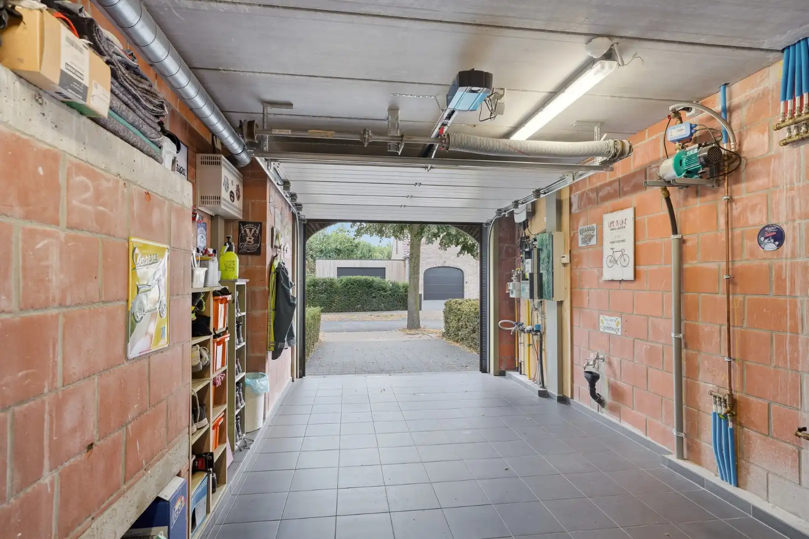 Moderne halfopen bebouwing met zonnige tuin en hoogwaardige afwerking foto 27