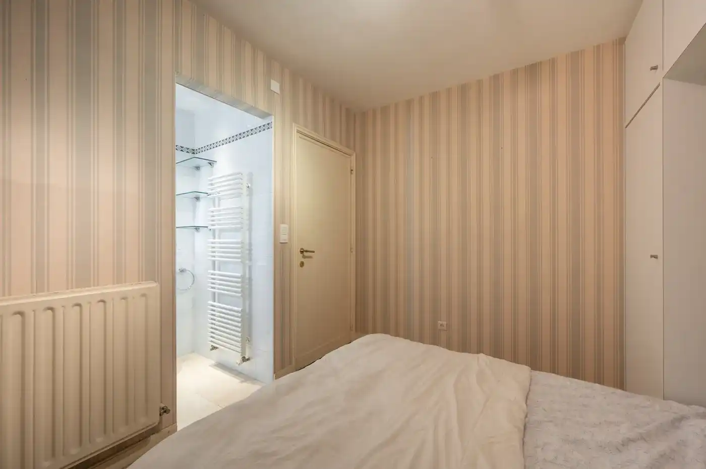 Renovatie opportuniteit! 3 gevel appartement met prachtig zicht op het Zegemeer  foto 18