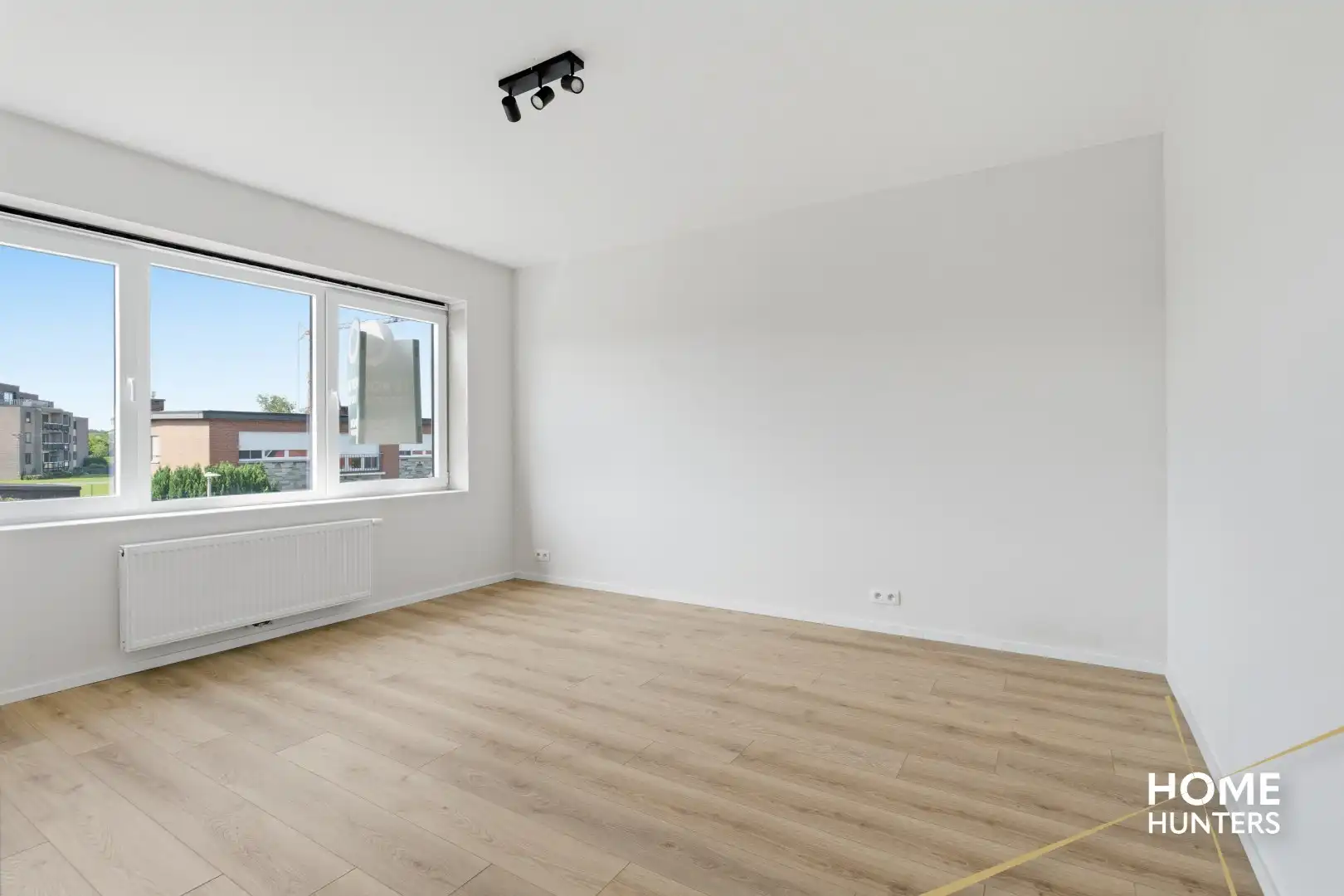 Volledig gerenoveerde woning met 3 slaapkamers, garage, ruime oprit en zonnige tuin in een rustige buurt van Ieper foto 22