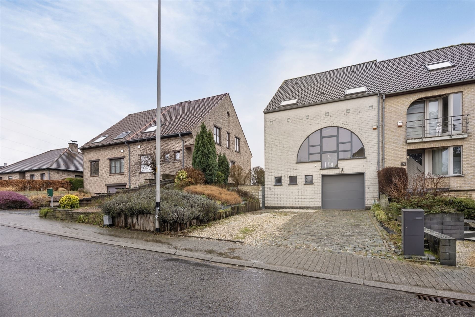 Hoofdfoto van de publicatie: Instapklare, ruime 3-gevelwoning (4 slpks + bureau), tuin, staanplaatsen & garage