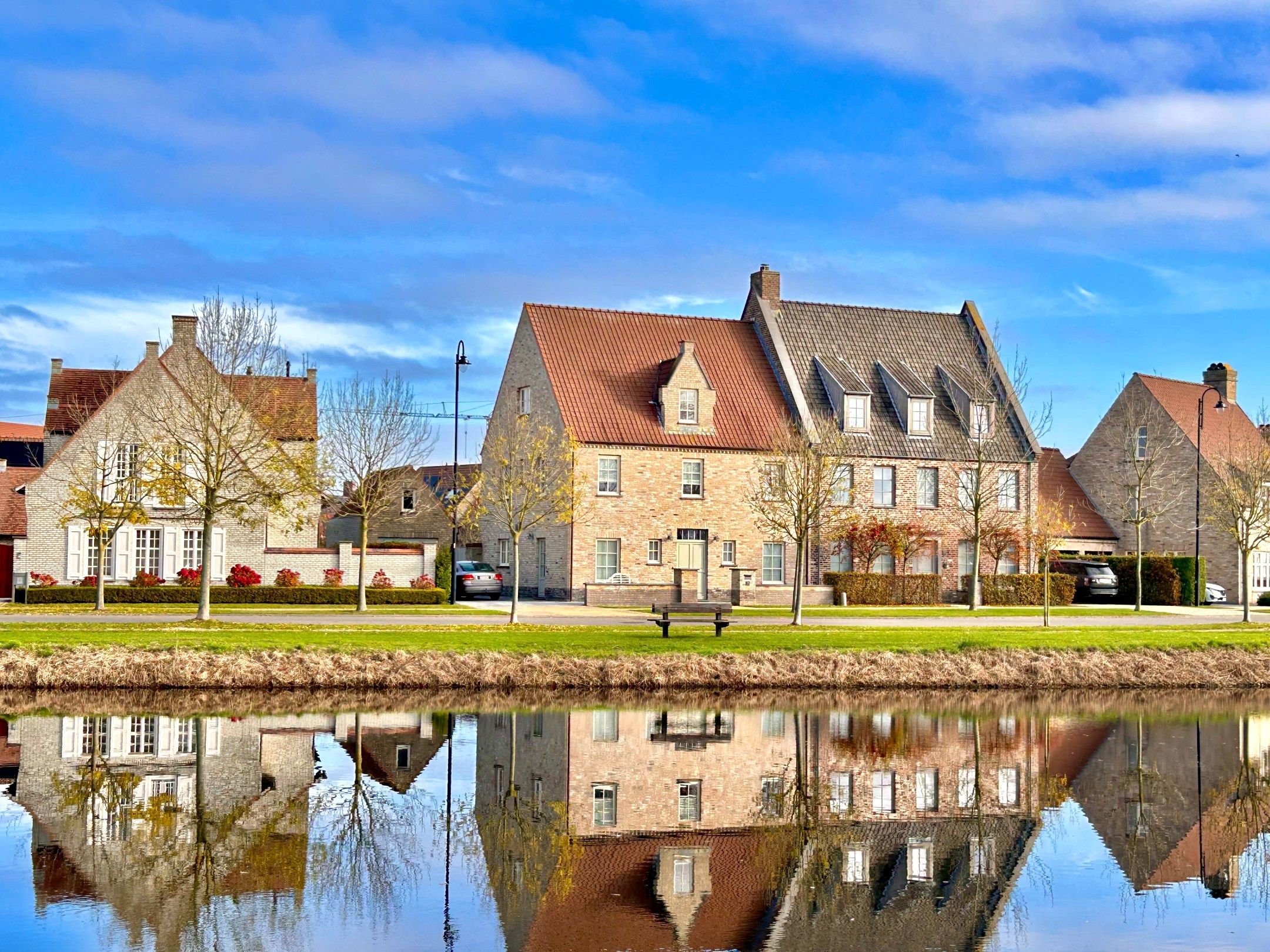 Bijzonder groot en goed onderhouden halfopen villa foto {{pictureIndex}}