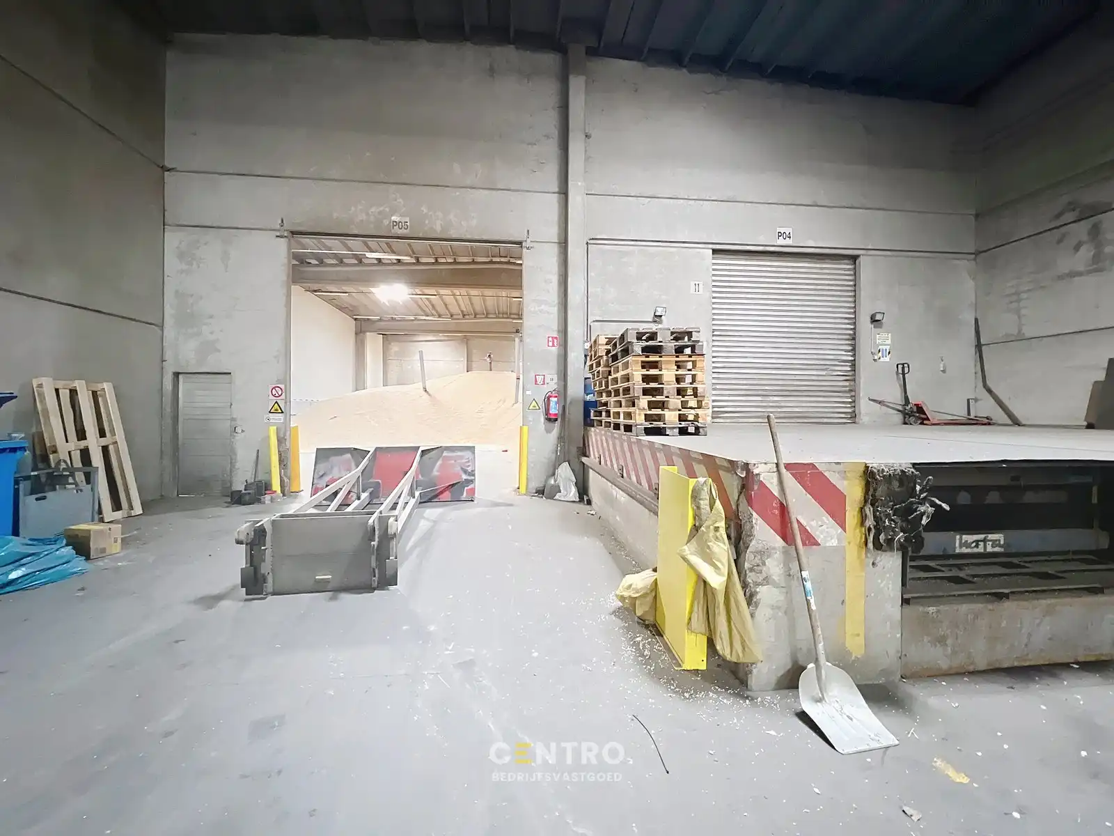 Magazijn van 600m² met laadkade TE HUUR , te Kerkhove (Avelgem). foto 3