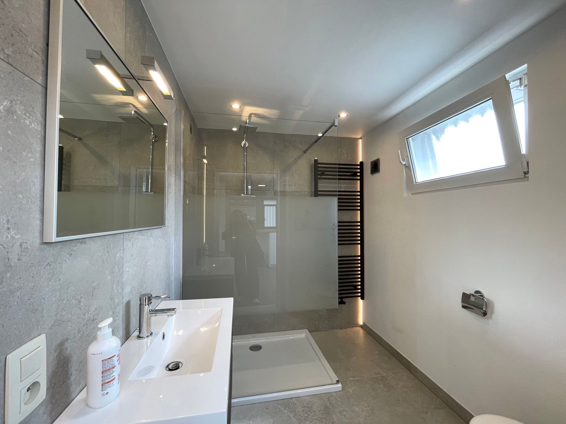 Gerenoveerde rijwoning met drie slaapkamers foto 10