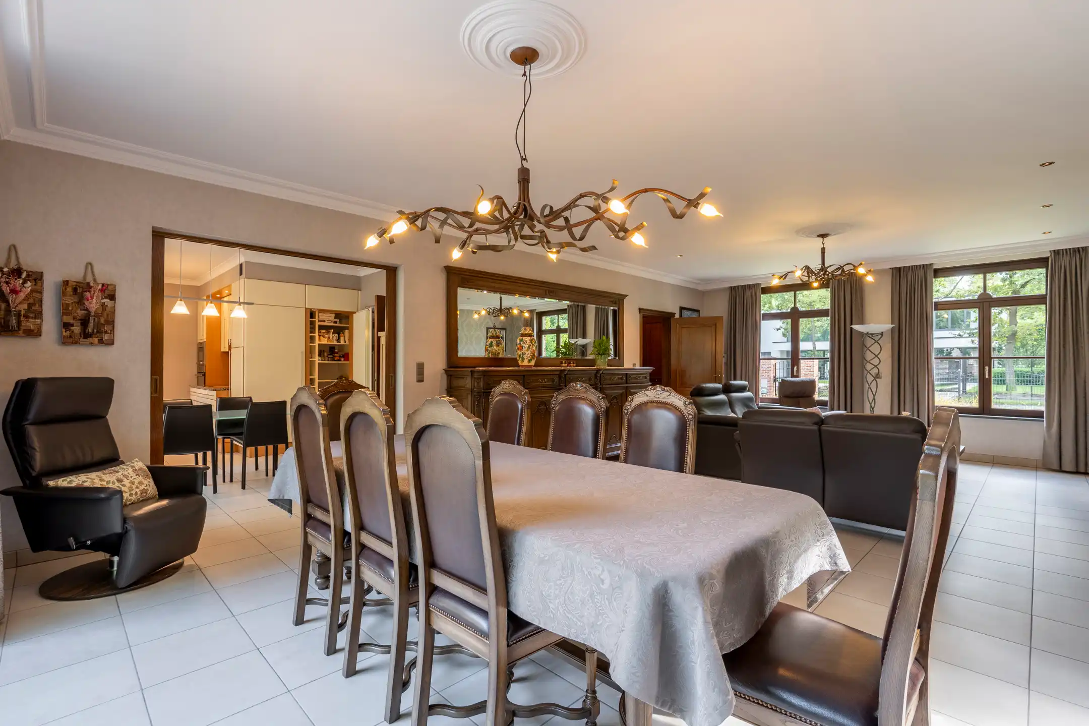 Ruime villa met aangelegde tuin foto 9