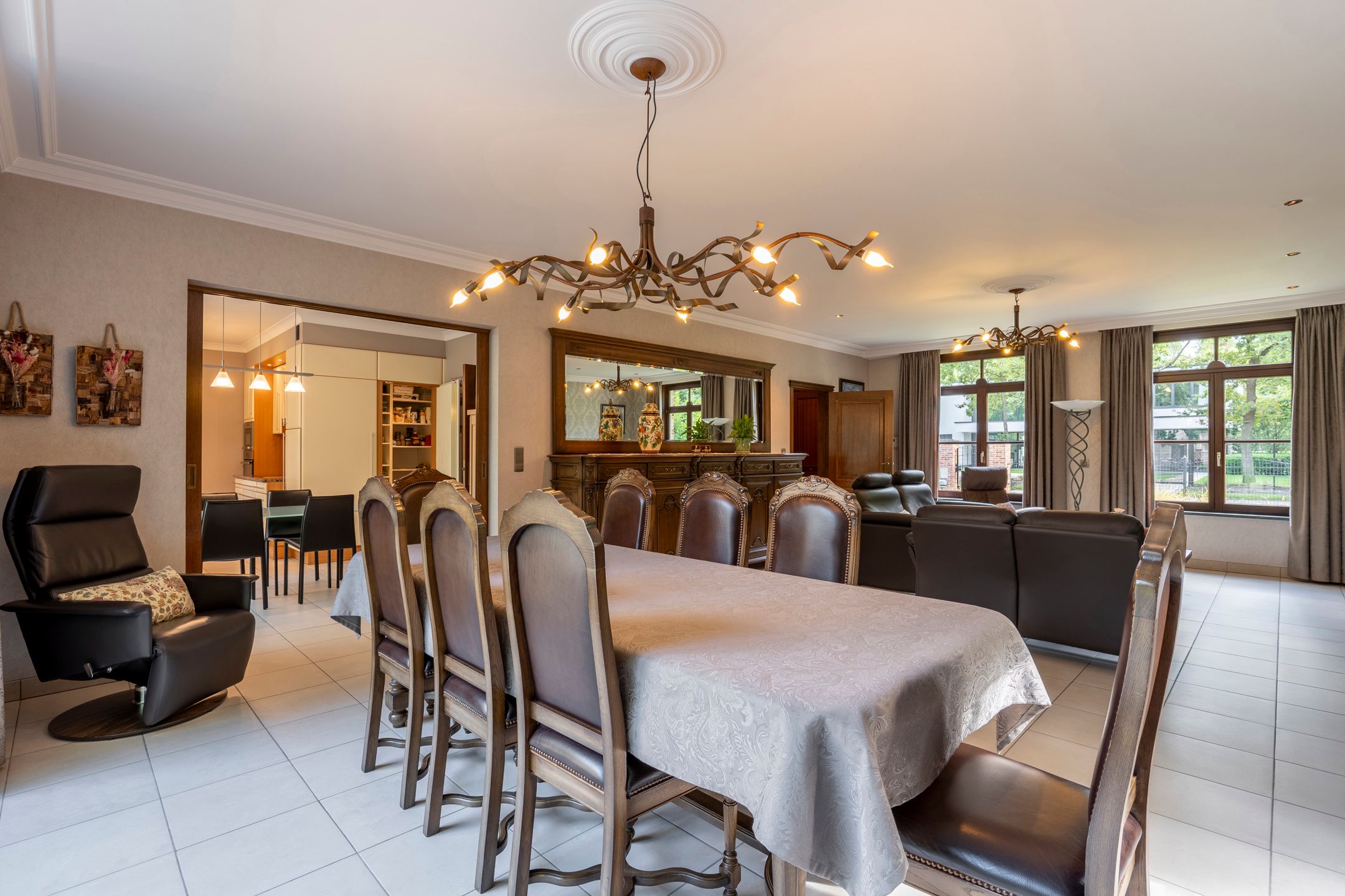 Ruime villa met aangelegde tuin foto 9