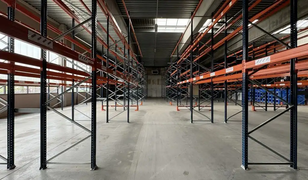 Bedrijfspand met buitenopslag te huur vlakbij E17 in Zwijndrecht foto 4