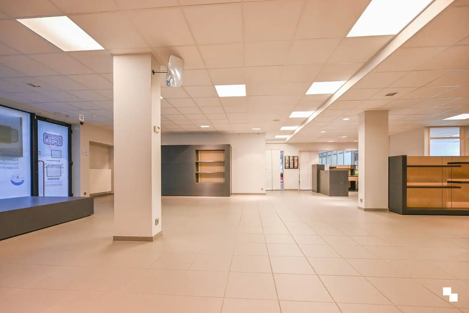 Deels ingerichte handelsruimte op toplocatie te Sint-Andries foto 3