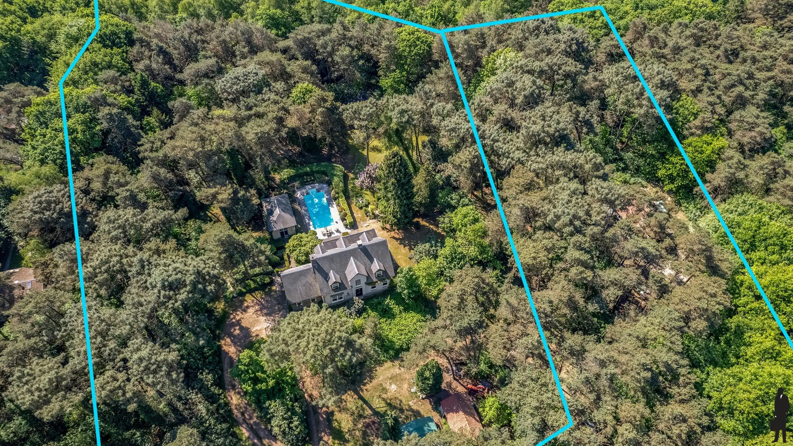 Exclusieve en uniek gelegen Engelse cottagevilla met orangerie, zwembad en aanpalende bouwgrond op ca. 1,1 ha in bosrijke omgeving. foto 22