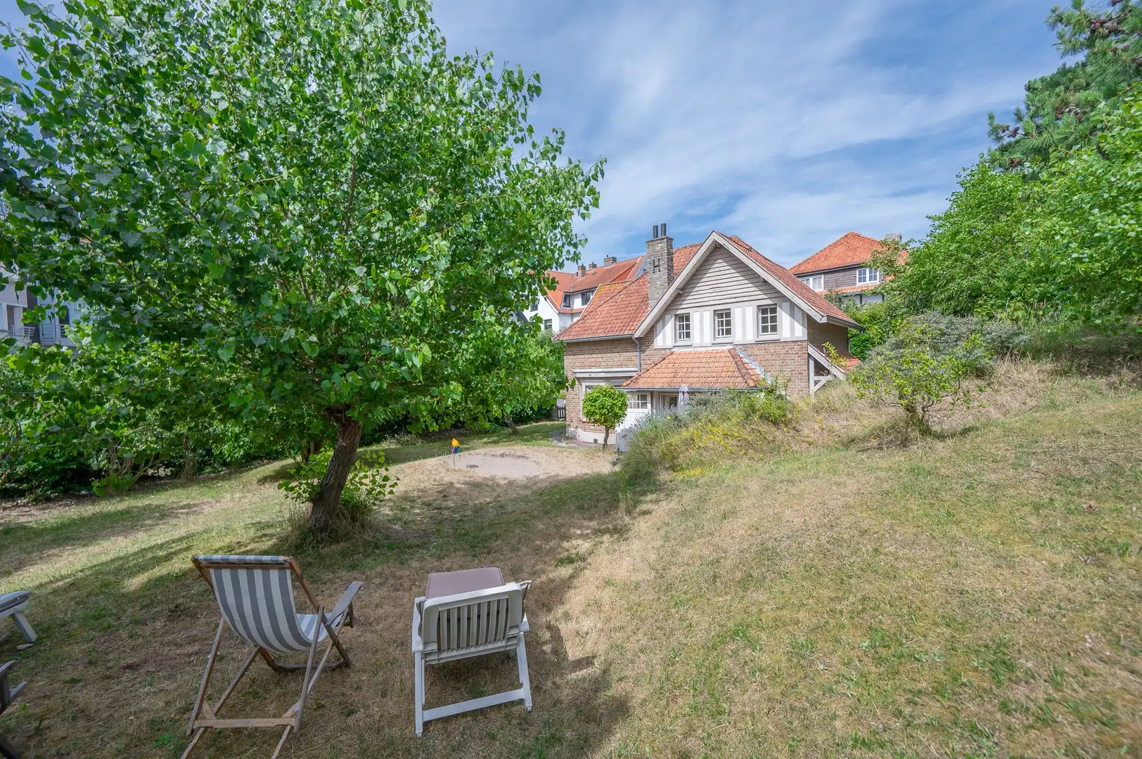 Uiterst charmante villa, rustig gelegen in een verscholen paadje in het Zoute op wandelafstand van de zee. foto 3