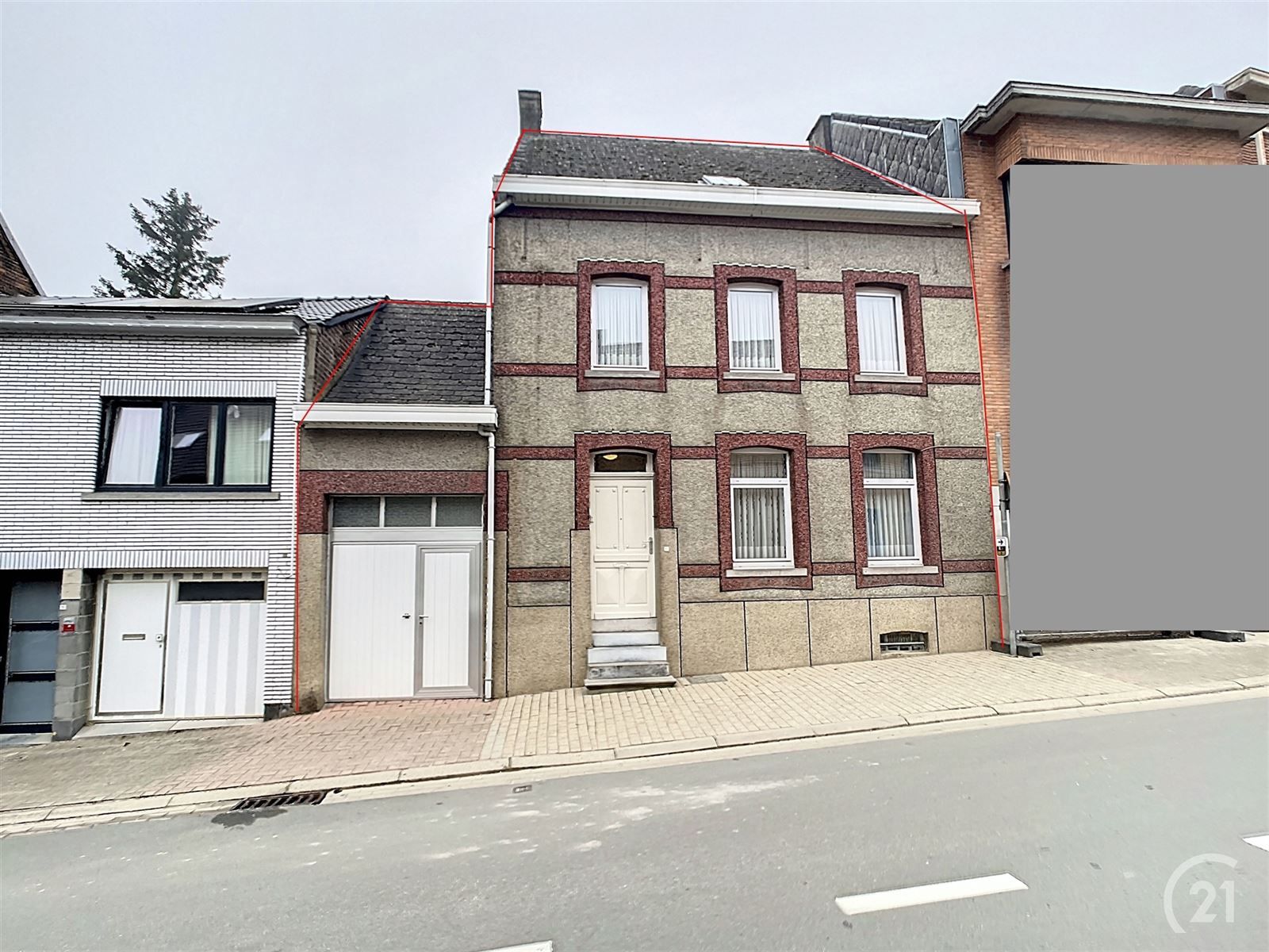 Te renoveren gezinswoning met tuin en weide op 35are40 foto {{pictureIndex}}