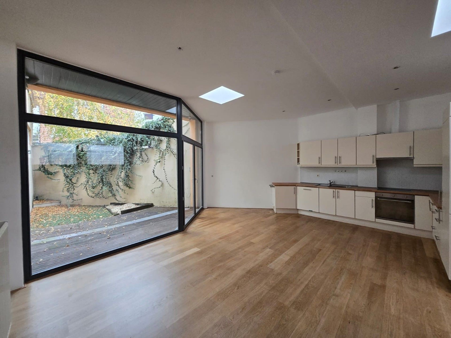 Ruim appartement van 139 m² met tuin  foto {{pictureIndex}}