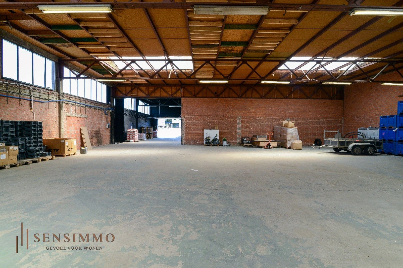 Ruime loods, geschikt voor vrachtwagengarage, op industriezone in Houthalen-Helchteren foto {{pictureIndex}}