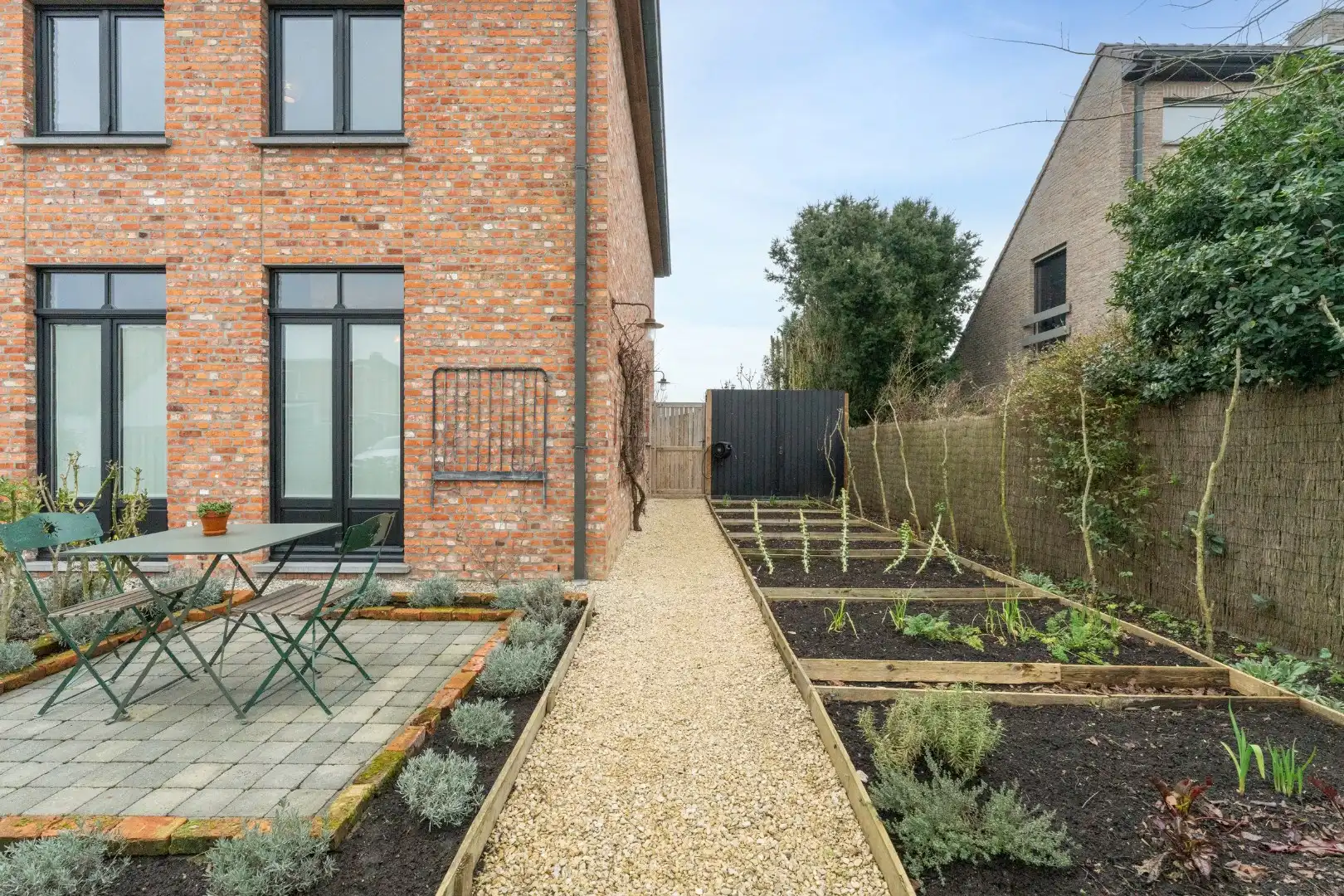 Charmante woning met o.a. 5 kamers en bureau foto 20