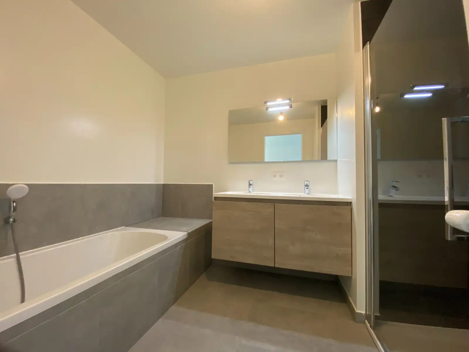 STIJLVOL NIEUWBOUWAPPARTEMENT MET 2 SLAAPKAMERS EN ZONNETERRASSEN – TOPLIGGING IN WAREGEM foto 10