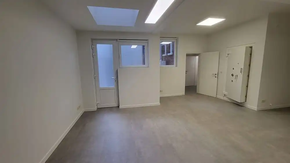 Proffesionele kantoorruimte met koer foto 2
