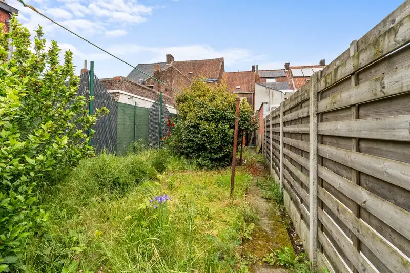 Roeselare-stadsrand.  Te renoveren ruime stevige rijwoning met 3-4 slaapkamers op een mooi perceel van 263m2.  Ideaal voor doe-het-zelver en renoveerder/investeerder. foto 9