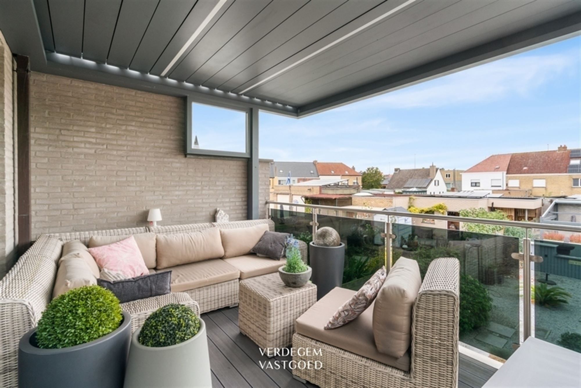 Instapklaar en knap afgewerkte woning met 2 garages, geniettuin en atelier/praktijk foto 10