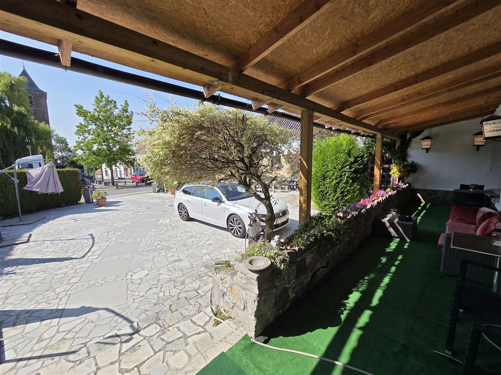 Veelzijdig gebouw: restaurant, hotel en feestzaal te Rebaix foto 3