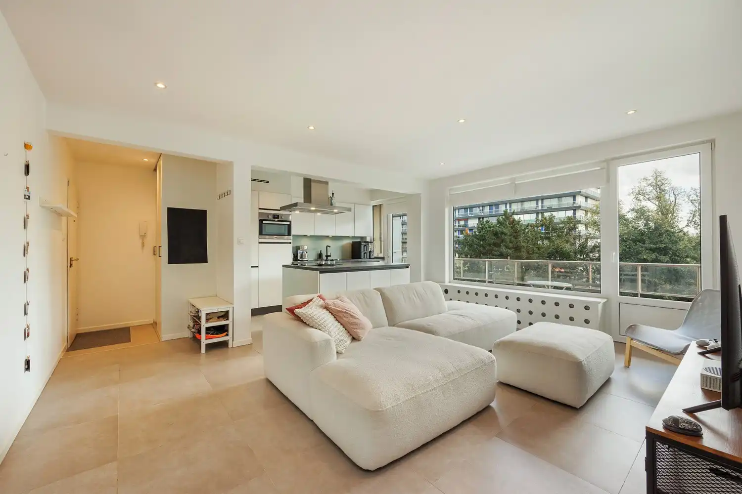 Lichtrijk 2-slaapkamerappartement met ruim terras op toplocatie in Berchem! foto {{pictureIndex}}