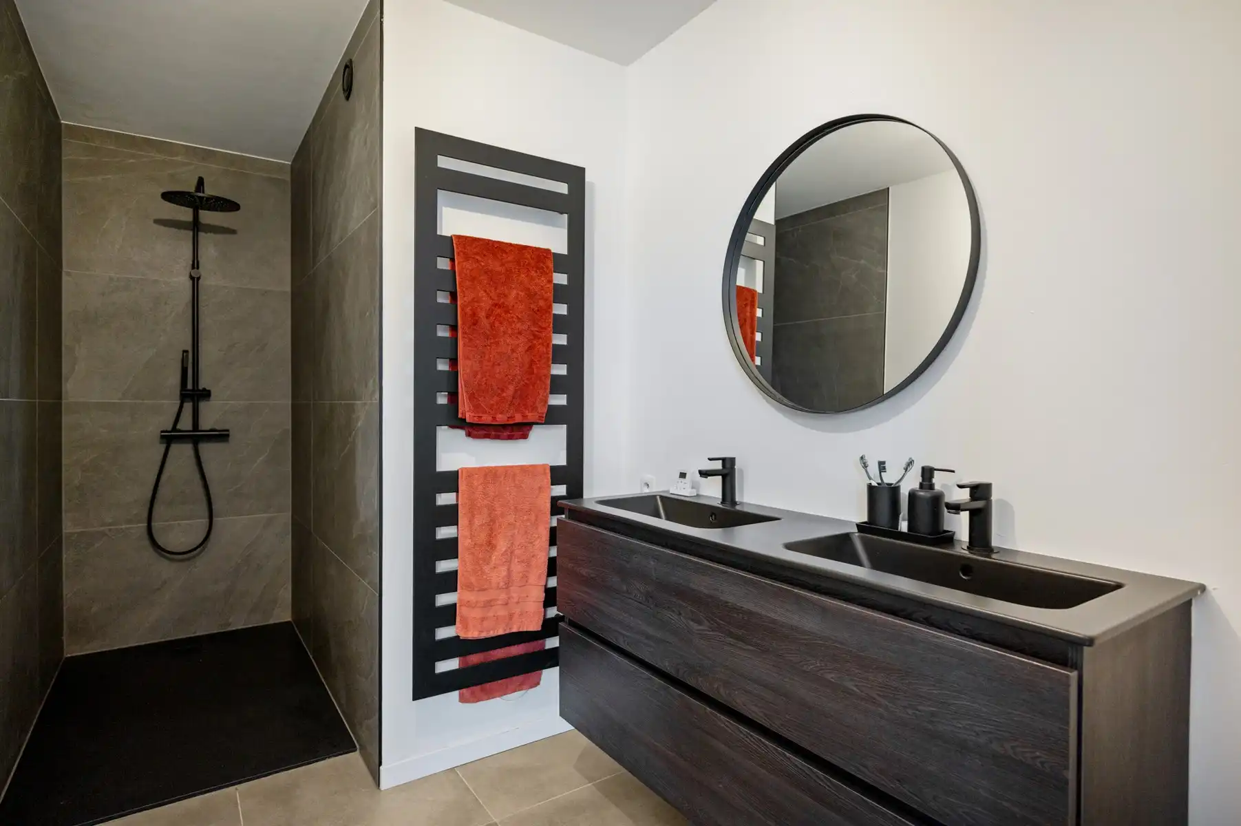 IN OPTIE !! Prachtig en recent appartement met terras en autostaanplaats in het hart van Pulle foto 9