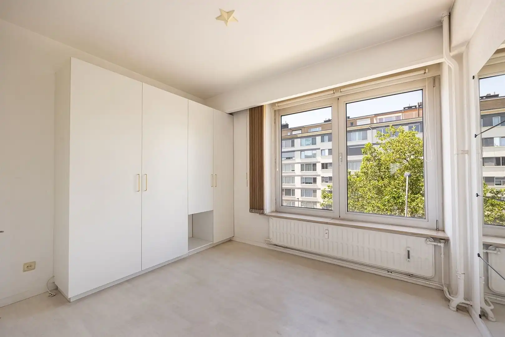 Ruim appartement met 2 slaapkamers, dressing en terras foto 8