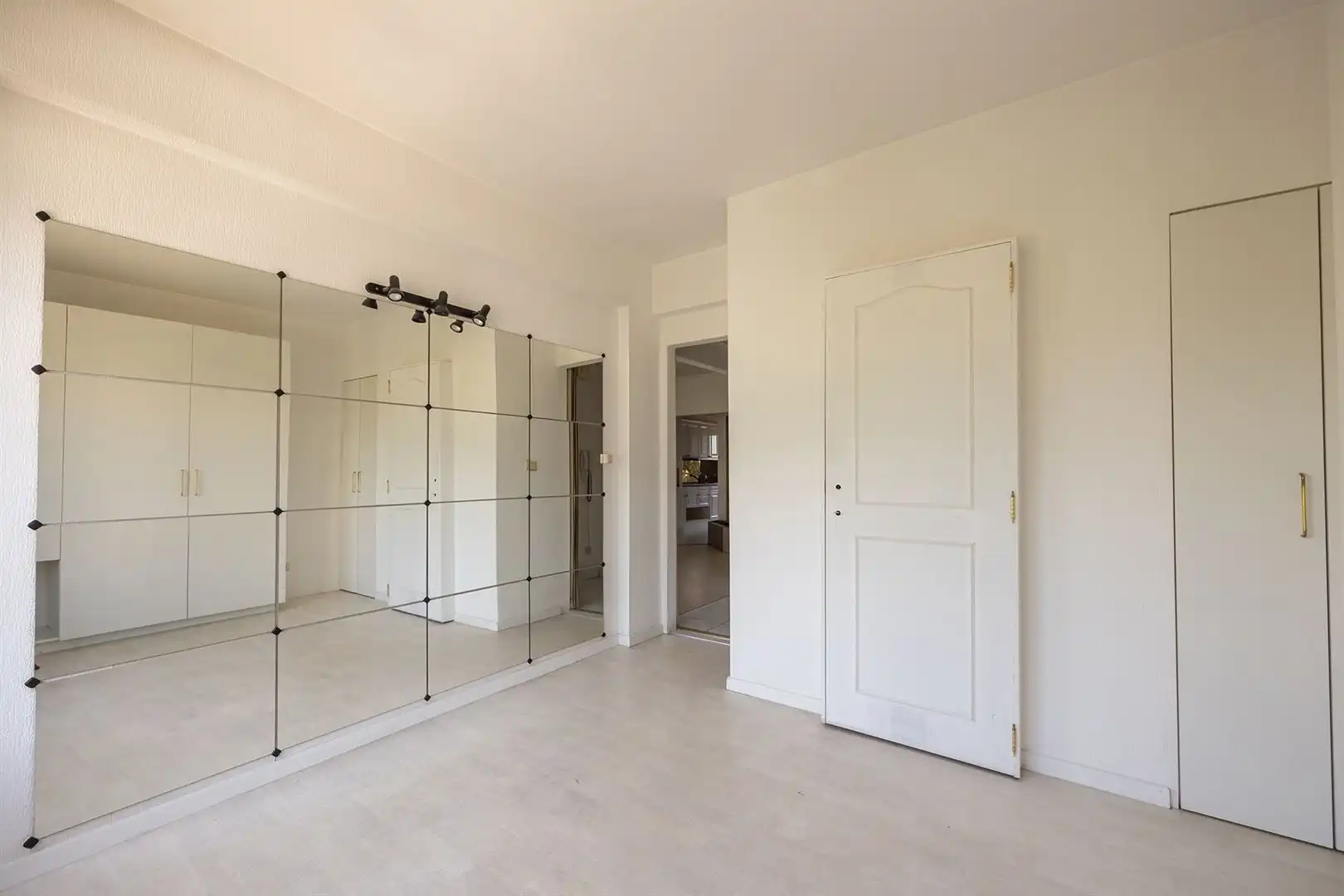 Ruim appartement met 2 slaapkamers, dressing en terras foto 8