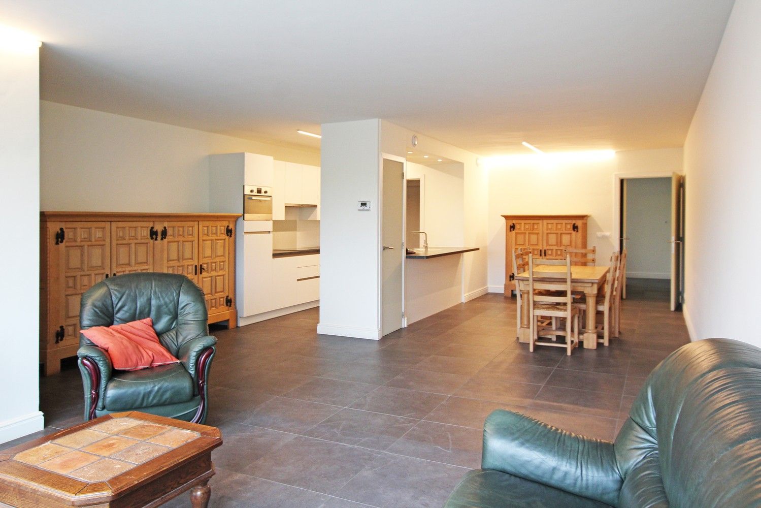 Ruim, gelijkvloers appartement met 2 slaapkamers, terras en een autostaanplaats! foto 2