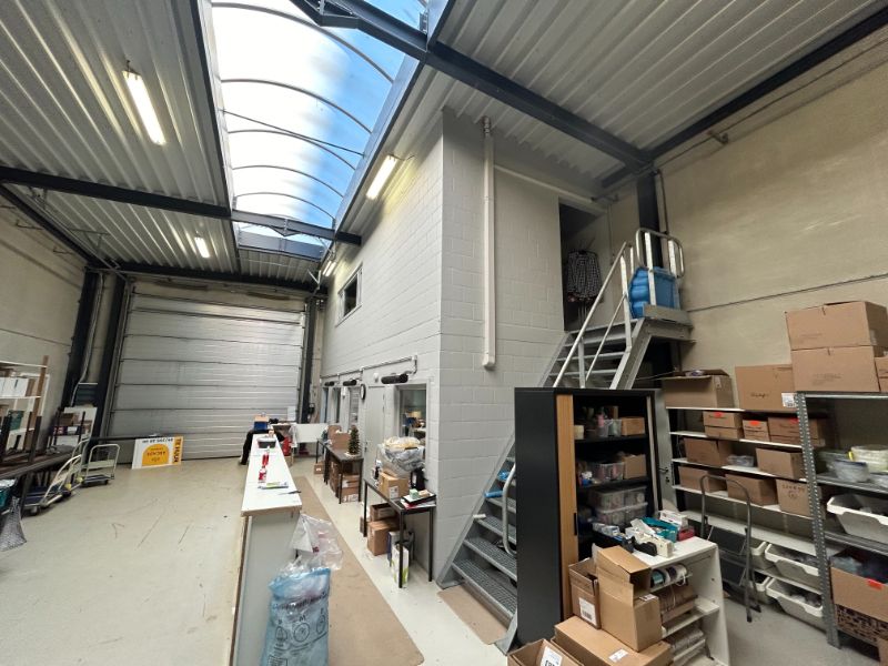 Magazijn met kantoor en studio op toplocatie in Industriepark De Nest, Evergem foto 9