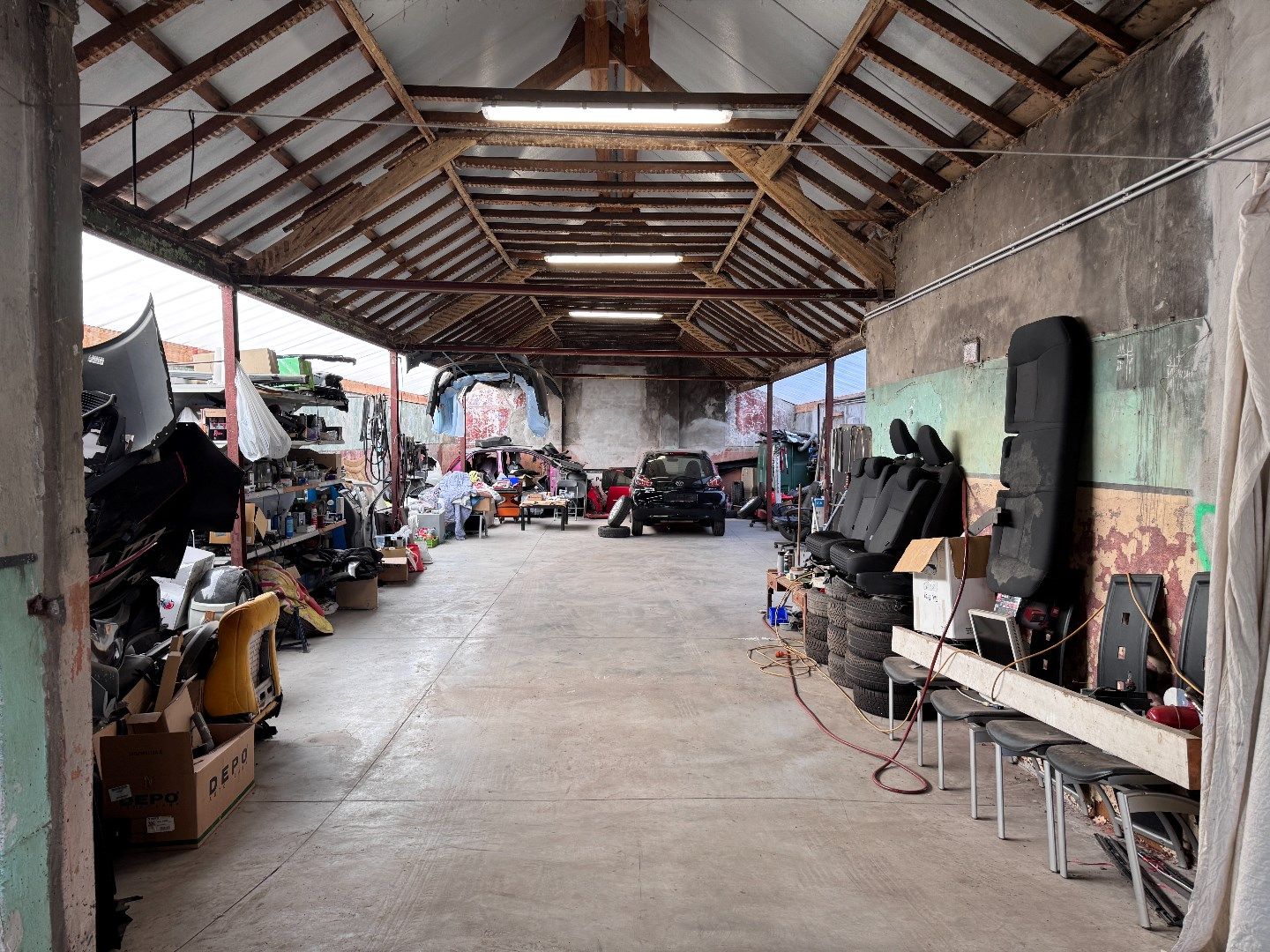 Ruime woning met tuin en magazijn/atelier foto 12