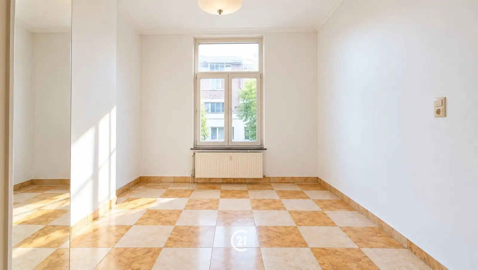 Huis met achtergebouw en groot terras foto 16